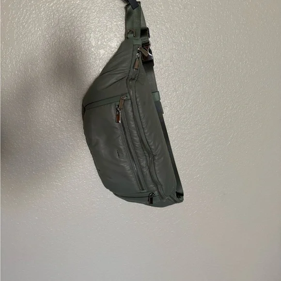 Caraa Green Belt Bag with Adjustable Straps and Sleek Design NWOT - Picture 2 of 7